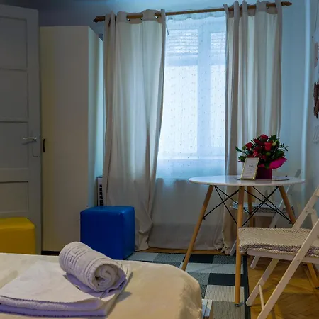 Old Town Center Apartment