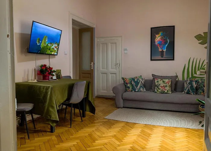 Old Town Center Apartment